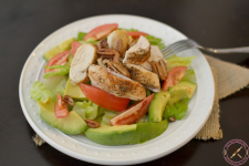 Salat quả bơ, xoài & gà